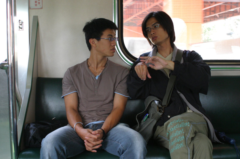 台灣鐵路旅遊攝影電車-區間車交談的旅客2005攝影照片4